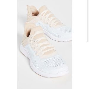 APL Techloom Tracer Sneaker Beach Metallic white size 6